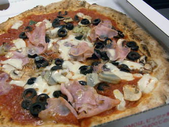 110218PIZZA%20SALVATORE%20CUOM03.JPG